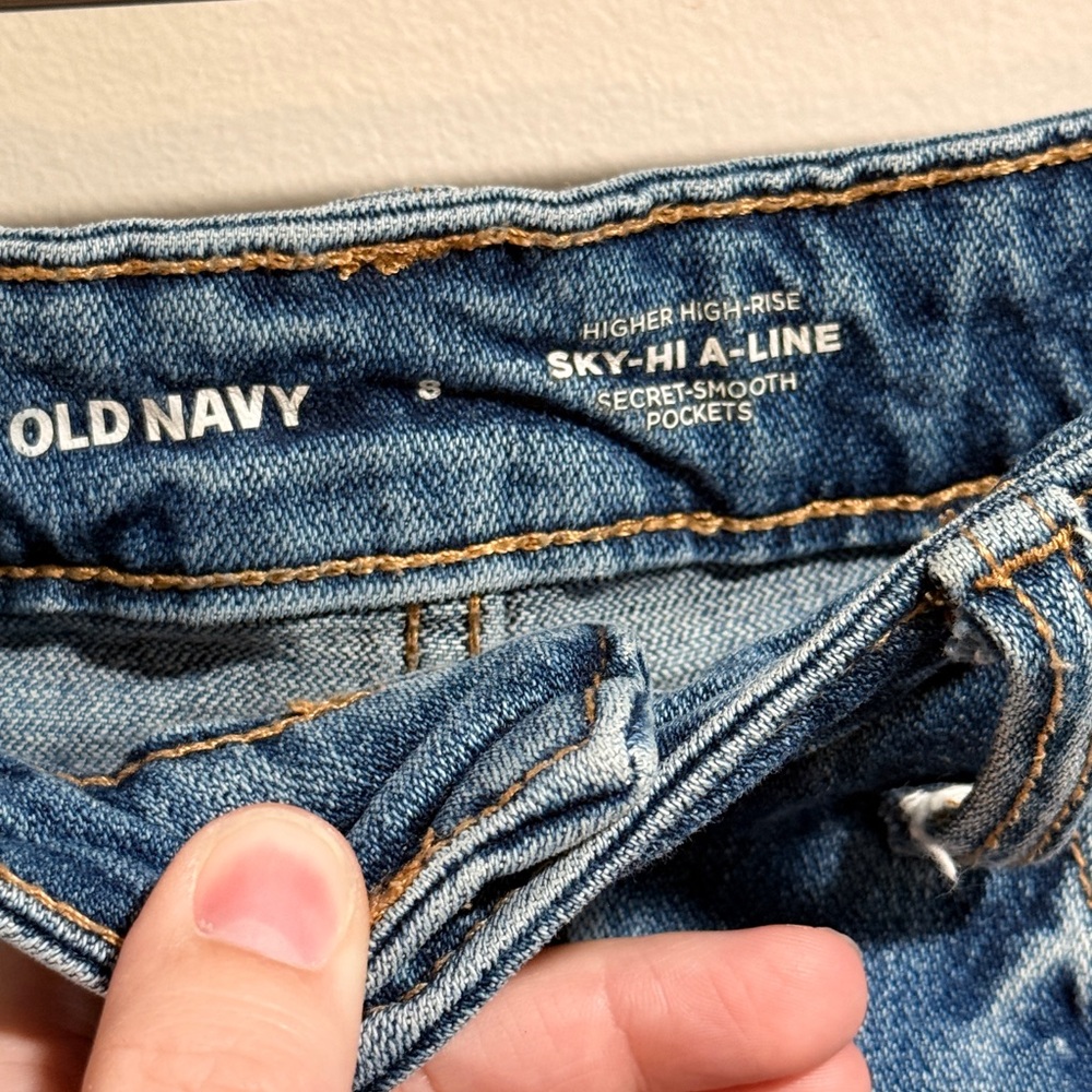 Old Navy Women’s Higher High Rise Distressed Blue Denim Shorts Size 8 - Picture 2 of 7
